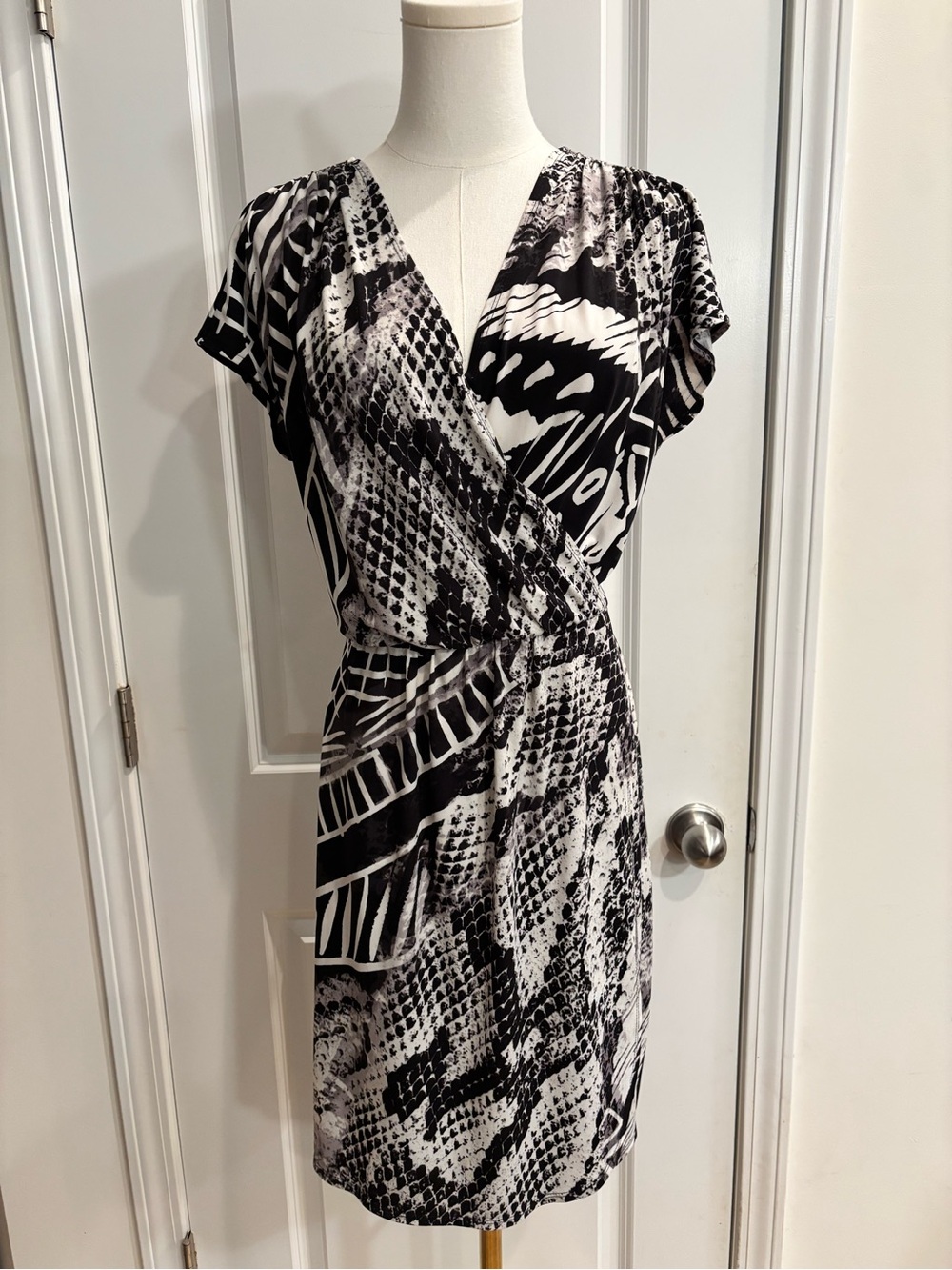 Chico's Women's Black/White/Gray Abstract Knit Wrap Dress V-Neck Short Sleeve M